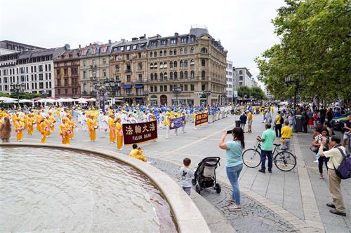 '圖1：二零二一年八月七日，法輪功學員在德國法蘭克福舉辦大型集會遊行活動，吸引了人們的目光。'