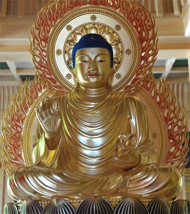 圖例：供奉於日本熊本縣玉名市蓮華院誕生寺的不空成就如來佛像，不空成就佛為密宗五方如來之一，主持北方蓮花世界。佛像全身金色，但佛的頭髮呈藍色，這是佛教藝術中的一個主要特點。