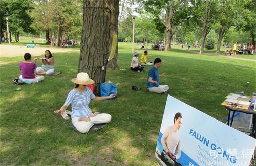 '圖3～4：法輪功學員在公園煉功，時常有渥太華居民來學習功法。'