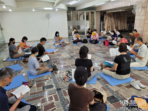 '圖：二零二一年八月二十一日台灣中區部份法輪功學員一起學法交流，談修心去執著體會。'