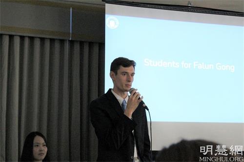 '圖4：俄亥俄州的青年學員介紹非營利組織「法輪功學生會」和法輪功學員22年的和平抵抗'