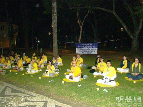 '圖3：二零二一年九月四日傍晚，學員舉行了燭光守夜活動，悼念被中共迫害致死的法輪功學員。'