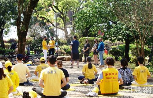 '圖4：二零二一年九月五日上午，學員們在日本廣場（Praça do Japão）煉功點煉功，吸引民眾現場學煉。'