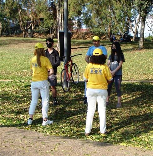 '圖8：二零二一年九月五日下午，學員在聖路藍索公園（Parque São Lourenço）煉功，吸引民眾現場學煉。'