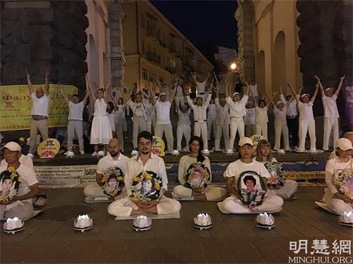 '圖1：法輪功學員在市中心舉行燭光悼念活動'