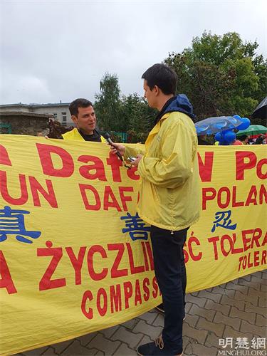 '圖9：來自阿根廷安德烈斯（Andrés，左）先生恰巧作客波蘭，專程從華沙趕來參加遊行，想讓波蘭人民了解法輪功。'