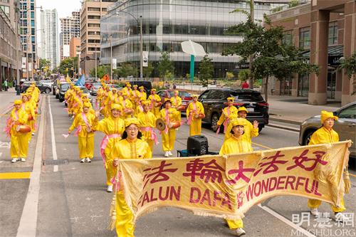 '圖1～20：九月二十五日，多倫多法輪功學員在市中心舉行一個月一次的主題為「弘揚法輪大法 拋棄中共保平安」的大遊行。'