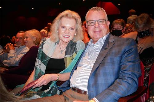 '圖3：弗蘭克﹒約尼什（Frank Yonish）和夫人簡﹒約尼什（Jane Yonish）觀看了九月二十六日下午，神韻在休斯頓沃瑟姆劇院的演出。約尼什先生說：「演出優美典雅」。'
