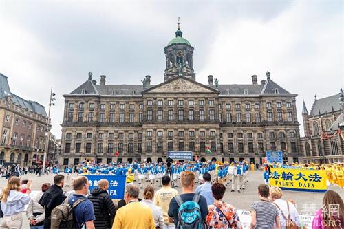 '圖1：二零二一年九月二十五日，荷蘭和部份歐洲法輪功學員在首都阿姆斯特丹市中心水壩廣場（Dam），舉行了反迫害集會和遊行，呼籲全社會關注中共迫害法輪功的罪行，共同制止這場罪惡。'