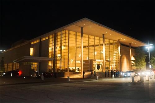 '圖1：二零二一年九月四日和五日，美國神韻北美藝術團在德州理查森艾思曼中心的三場演出給眾多觀眾帶去了喜悅。'