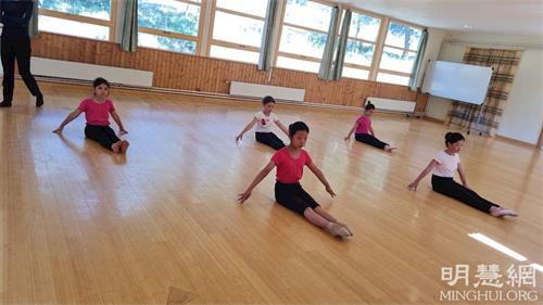 '圖5：女生參加中國古典舞課。'