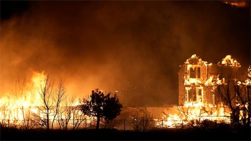 科羅拉多州郊區野火摧毀房屋（網絡圖片）