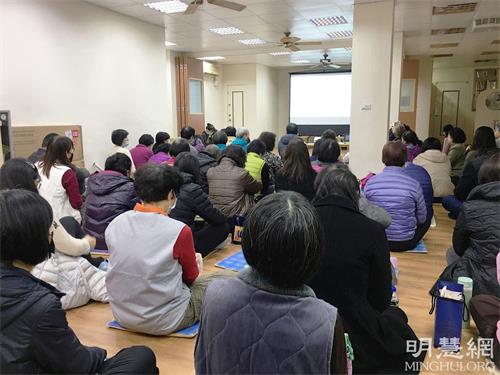 '圖：二零二二年一月九日，台灣桃園、新竹、苗栗等地的法輪功學員舉辦講真相學法交流會。'