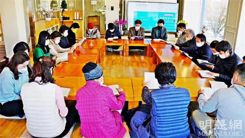 '圖3～5：今年一月四日是《轉法輪》出版二十七週年紀念日，當天，在位於韓國首爾市龍山區的天梯書店舉辦紀念活動。活動中大家一起閱讀《轉法輪》。'