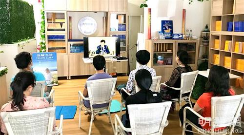 '圖5：參加第一期中文九天班的新老學員在看師父講法錄像'