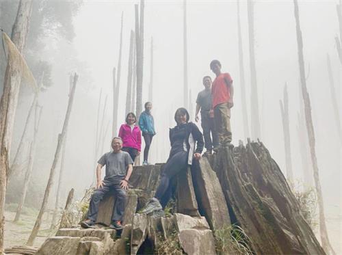 '圖2：小禧與先生、姪兒一家人共六人爬忘憂森林的合影照片。'
