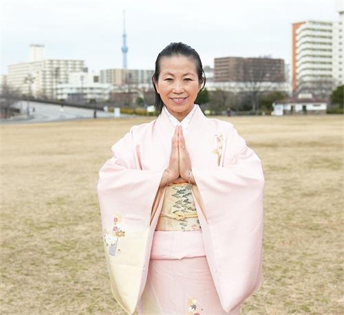 '圖3：日本法輪功學員籐島女士給法輪功創始人李洪志大師拜年。'