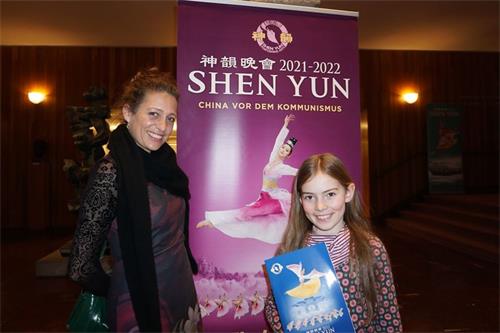 '圖9：二零二二年一月二十六日晚，鋼琴家阿麗亞娜⋅海林（Ariane Haering）帶著女兒觀賞了神韻環球藝術團在奧地利薩爾茲堡大節慶劇院的演出。（大紀元）'