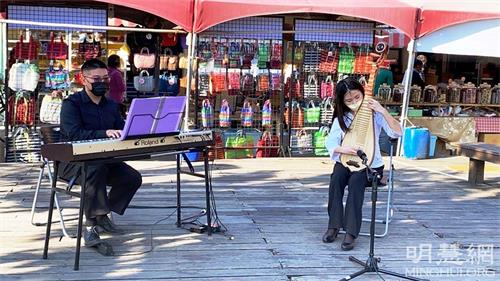 '圖5：兩天年假的下午，法輪功學員在安平古堡舉辦「遇見大法美好」的文藝表演活動，圖為琵琶和鋼琴樂器演奏。'