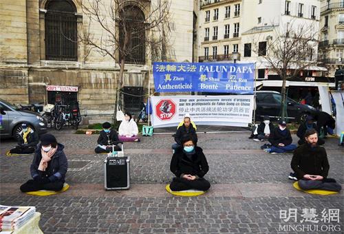 '圖1～2：法輪功學員在巴黎市中心地鐵站夏特蕾（Chatelet）門前廣場演示功法。'