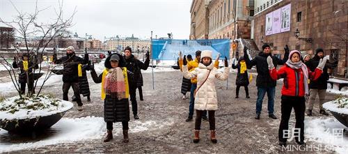 '圖1：二零二二年一月七日和八日，法輪功學員在斯德哥爾摩國會大廈旁的錢幣廣場舉辦講真相活動。'
