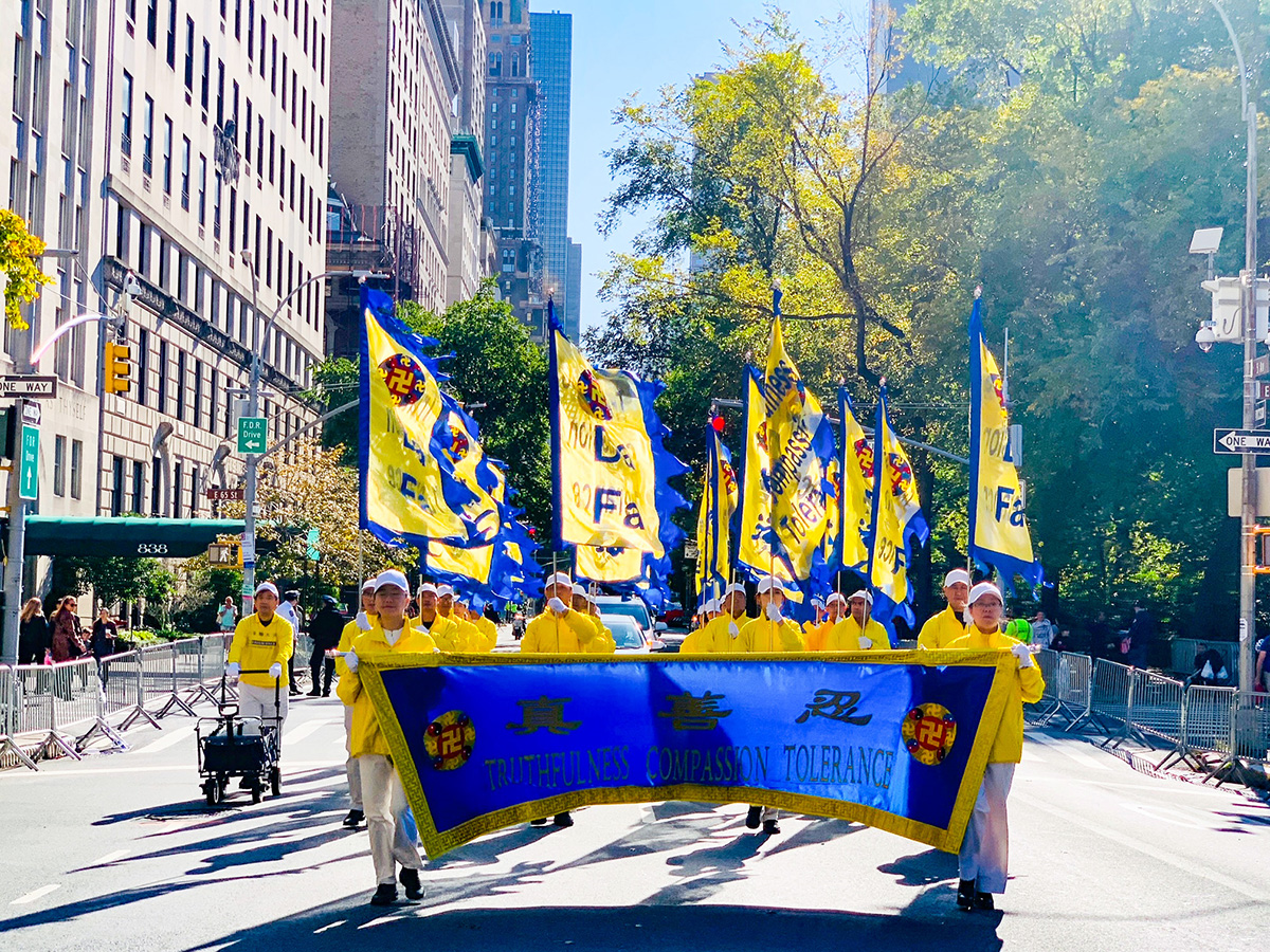 圖1～3：二零二二年十月十日，紐約部份法輪功學員組成的天國樂團、腰鼓隊、煉功隊和旗陣，參加了紐約市第七十八屆哥倫布日（Columbus Day Parade）遊行。