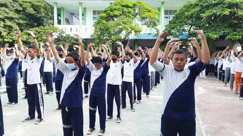 圖7～8：巴丹島第31國立初級中學（SMPN 31）師生集體學煉法輪功。