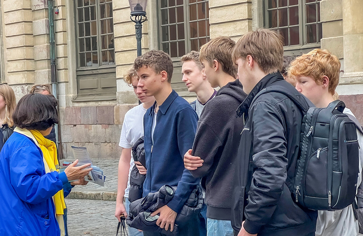 圖10：來自瑞典哥得蘭島的一群高中生支持法輪功學員反迫害