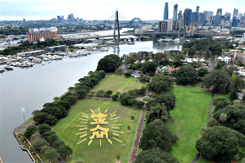 '圖1～2：二零二二年十月八日，參加二零二二年澳洲法會的部份法輪功學員，在悉尼銀禧水濱公園（Jubilee Park），排出「法正人間」四字。'