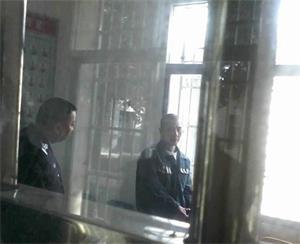 '廖志軍（右）在湖南常德津市監獄一監區接見室'