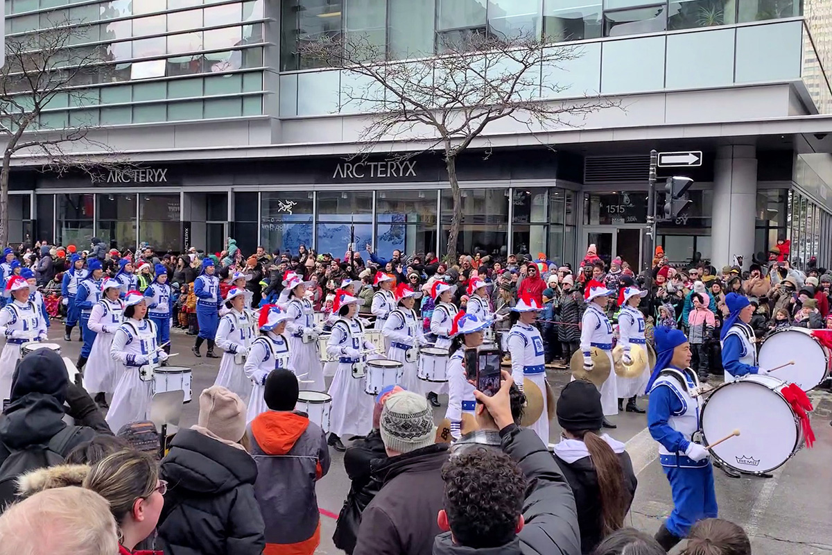 圖1～4：2022年11月19日，法輪大法天國樂團參加在蒙特利爾市中心舉行的聖誕大遊行。