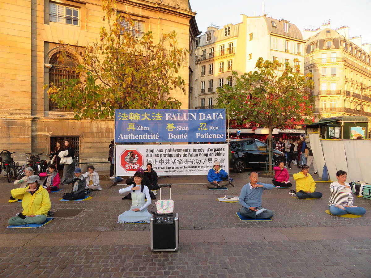 圖1～2：二零二二年十一月十九日下午，在巴黎市中心的夏特萊（Chatelet）街區，法輪功學員在演示法輪功功法。