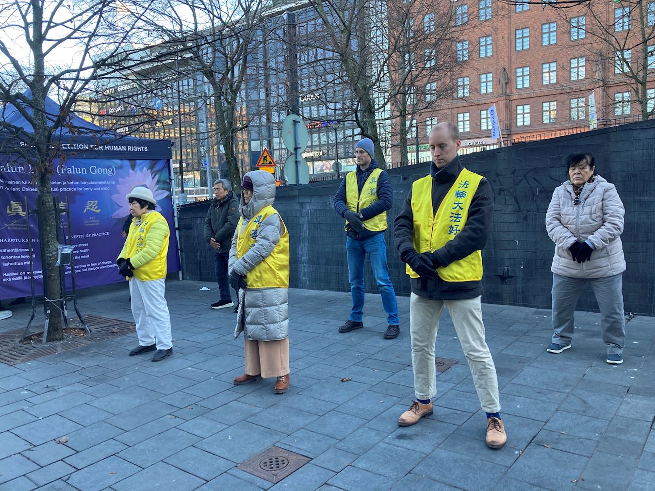'圖1：法輪功學員在首都赫爾辛基市中心舉辦活動，學員展示法輪功功法'
