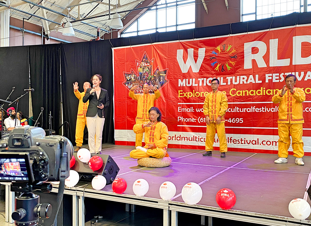 圖1：十一月二十七日，法輪功學員在加拿大首都渥太華「世界多元文化節」開幕式的舞台上，展示法輪功五套功法，法輪功學員戴佳妮為現場數百名觀眾介紹了法輪大法。