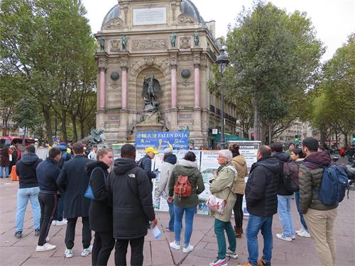 圖1～3：二零二二年十一月五日星期六下午， 法輪功學員在巴黎聖米歇爾廣場進行了弘法、講真相和徵集簽名的活動。