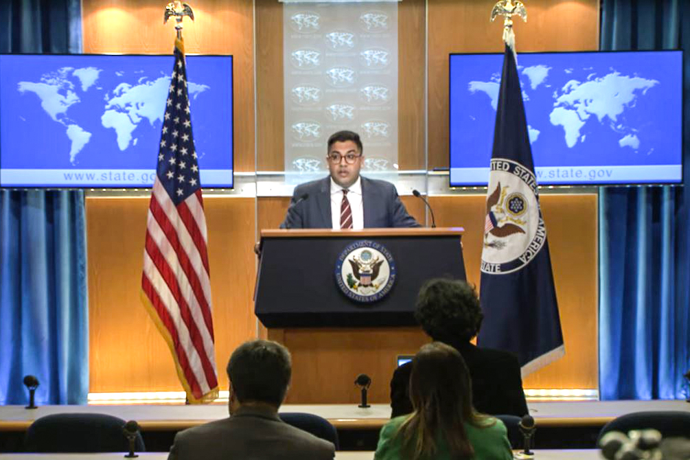 圖1：美國國務院首席副發言人韋丹特•帕特爾舉辦新聞發布會