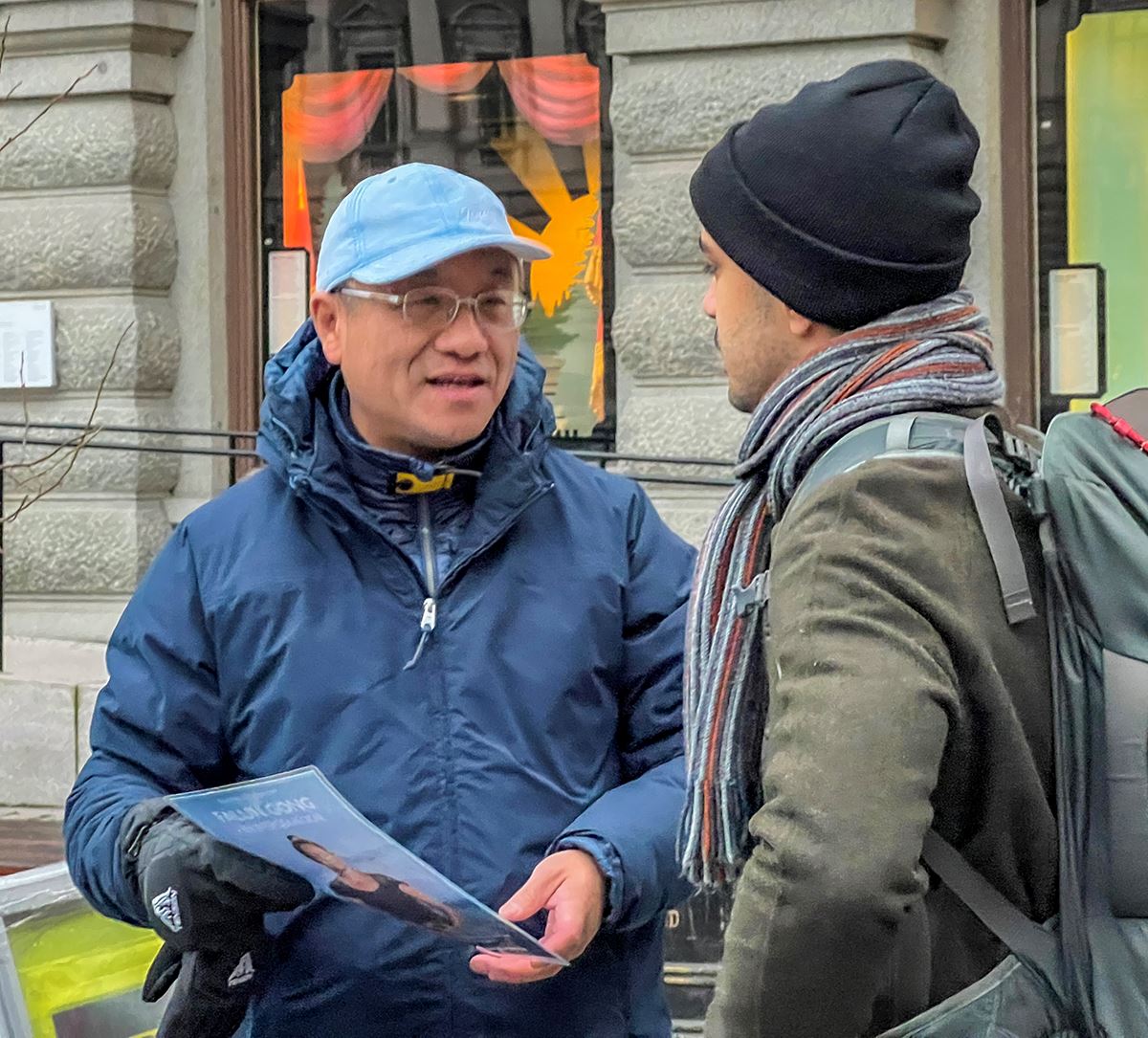 '圖7：來自哥德堡的年輕人（右）表示，他會一直和法輪功學員站在一起反迫害。'