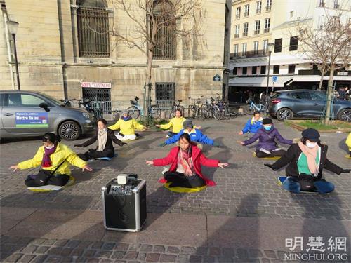 '圖1：二零二二年二月十三日，法輪功學員在巴黎市中心的夏特蕾演示法輪功第五套功法'