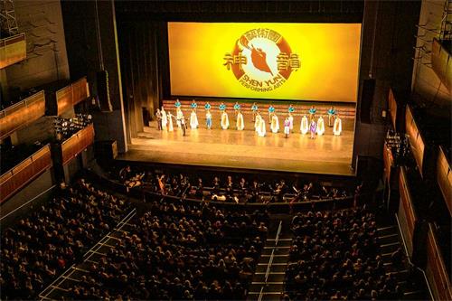 '圖2：二零二二年二月十二日，神韻新紀元藝術團在俄克拉何馬州首府市政音樂廳（Civic Center Music Hall）上演了二場演出，票房均爆滿。（新唐人電視台）'
