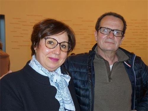 '圖8：二零二二年二月九日下午，土倫大學經濟與管理學教授哈立德先生（Maamar Khaled）和太太桑德琳（Sandrine）觀看神韻環球藝術團在法國普羅旺斯大劇院的演出。（大紀元）'