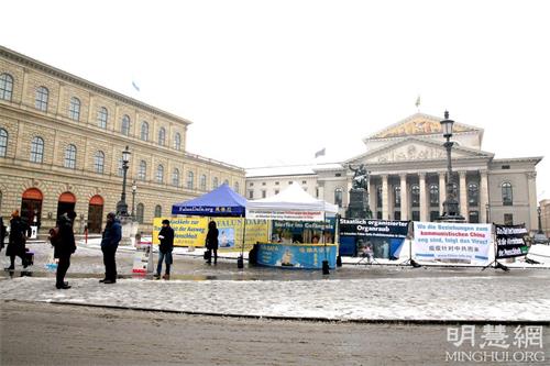 '圖8：二零二二年一月二十二日，法輪功學員冒著嚴寒在慕尼黑王宮和國際歌劇院前舉辦講真相活動。'