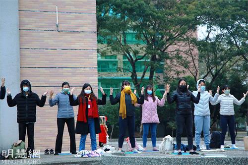'圖1～2：二零二二年二月八日至十日，台灣法輪大法青年冬令營在雲林環科大學舉行。圖為青年學子晨煉。'