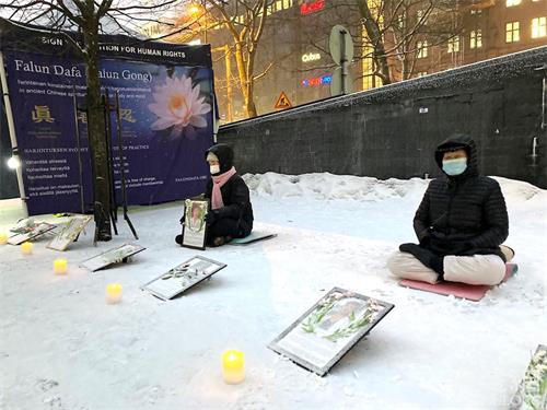 '圖1：芬蘭法輪功學員舉行反迫害講真相活動'