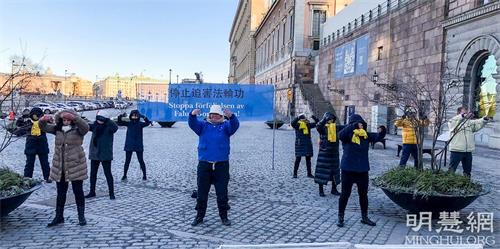 '圖1：進入二零二二年每個星期的週五和週六下午，法輪功學員都在斯德哥爾摩市中心國會大廈旁的錢幣廣場舉辦講真相活動。'