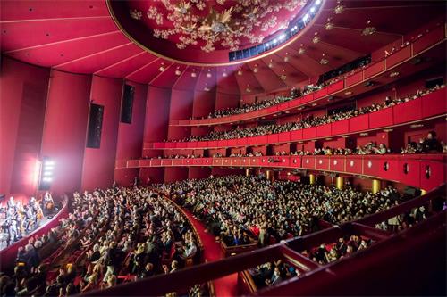 '圖1：二零二二年二月十五日至二十日，神韻紐約藝術團在華盛頓DC肯尼迪藝術中心歌劇院上演了八場演出。最後四場演出票房爆滿。圖為二十日最後一場演出結束時，神韻藝術家們向觀眾謝幕，觀眾們熱烈鼓掌向演員致意。（大紀元）'