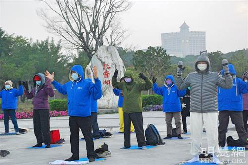 '圖1～3：二零二二年二月六日，嘉義法輪功學員在香湖公園門口廣場晨煉，傳播法輪功的美好。'