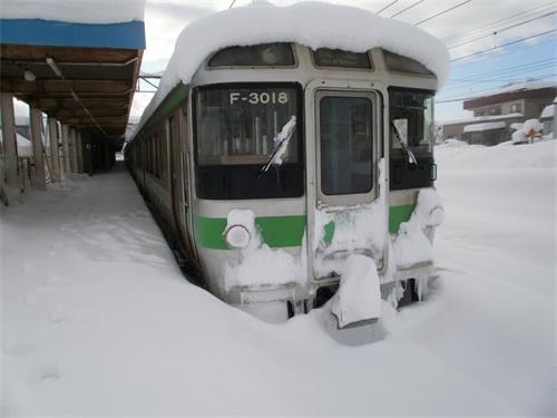 '圖1：二零二二年二月五日開始，日本受強烈寒流侵襲，北海道最大城市札幌降下破紀錄大雪。（圖片來源：twitter.com/jrhokkaido_info）'