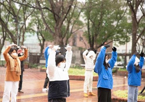 '圖1～4：二零二二年二月六日（星期日），日本中部地區法輪功學員在名古屋市（Nagoya-City）最繁華地段──榮（Sakae）的噴水附近煉功時的情景。'