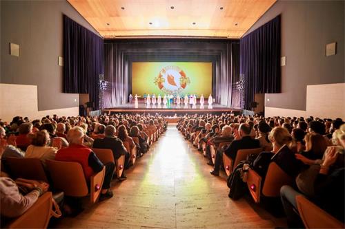 '圖1：二零二二年一月三十日至二月二日晚，美國神韻環球藝術團跨年演出，在西班牙聖庫加特劇院（Teatre Auditori Sant Cugat）上演四場演出。圖為二月二日晚演出，票房爆滿，觀眾反響熱烈。（大紀元）'
