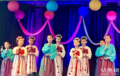 圖5：穿著華麗的漢朝服飾的兒童合唱團，演唱了《小弟子修煉大法》。歌曲講述了孩子們如何實踐真、善、忍原則的日常旅程